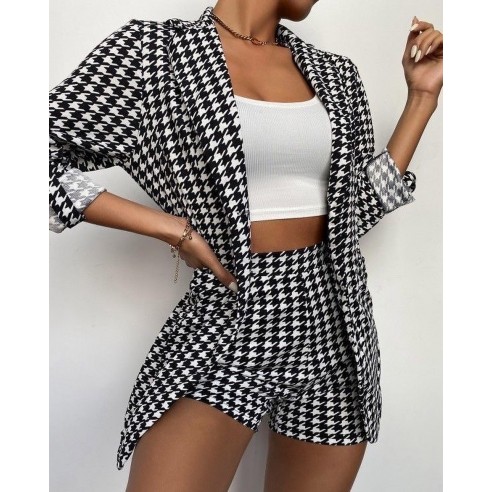 Elige el color del blazer y el short